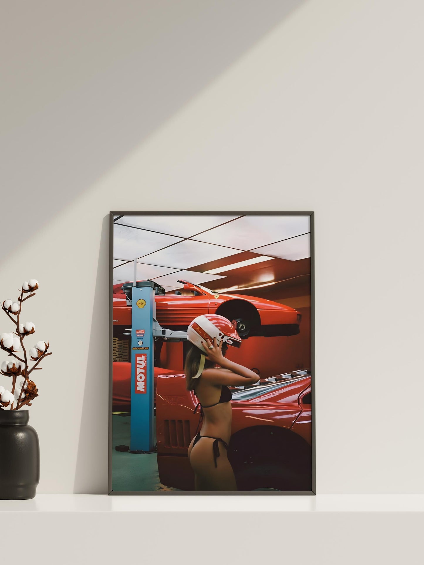 Rotes Sportwagen Garage Mädchen | Retro Rennsport Fotografie Wandkunst Druck