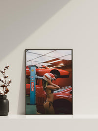 Rotes Sportwagen Garage Mädchen | Retro Rennsport Fotografie Wandkunst Druck