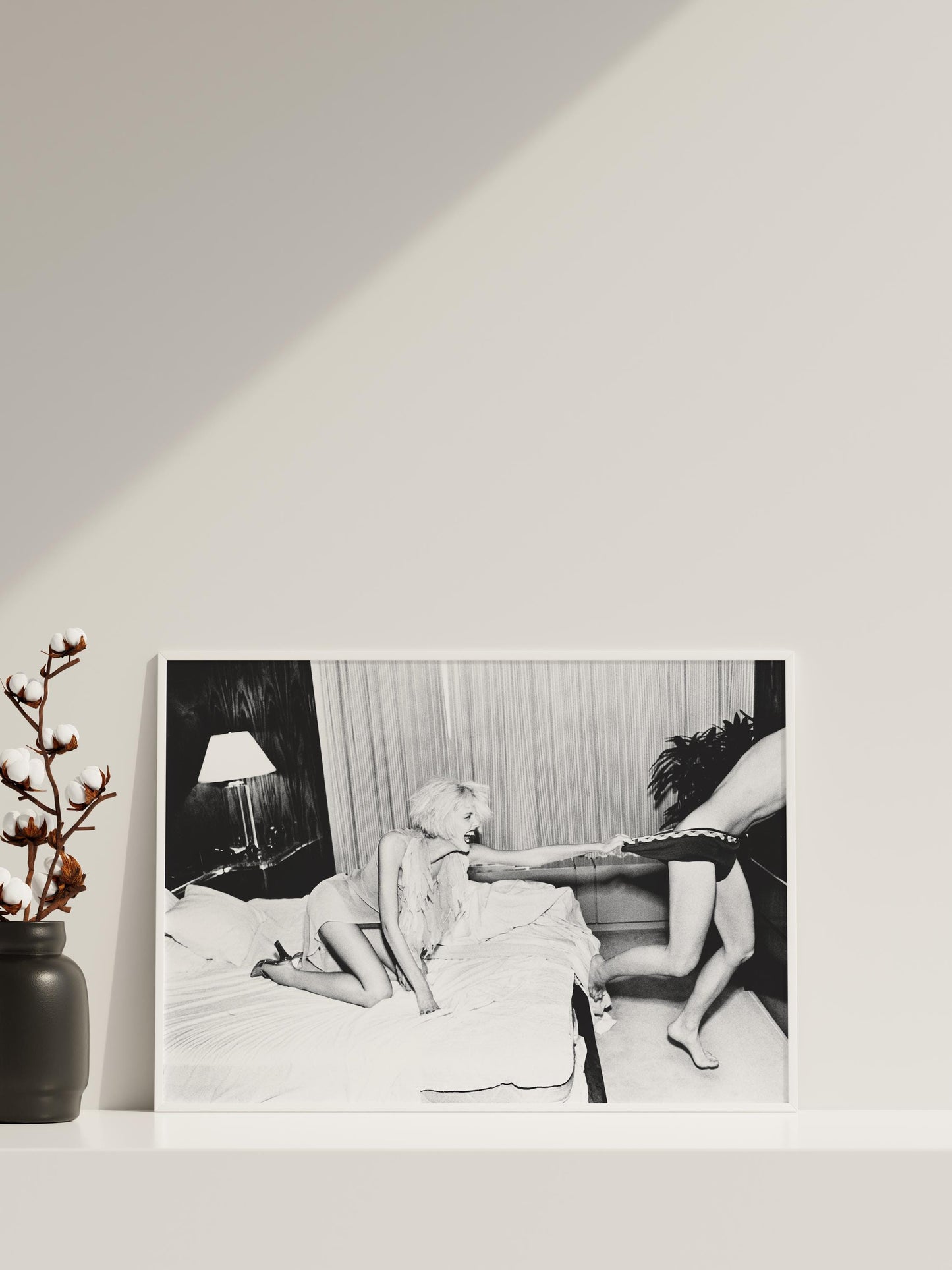 Spielendes Paar im Schlafzimmer | Schwarz-Weiß Retro-Fotografie-Druck
