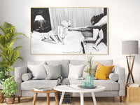 Spielendes Paar im Schlafzimmer | Schwarz-Weiß Retro-Fotografie-Druck
