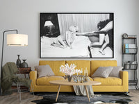 Spielendes Paar im Schlafzimmer | Schwarz-Weiß Retro-Fotografie-Druck
