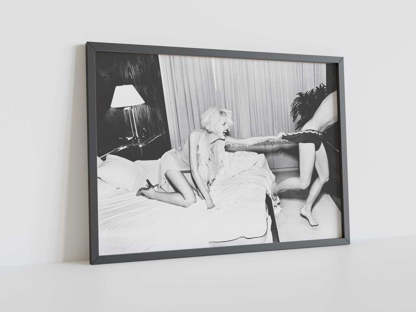 Spielendes Paar im Schlafzimmer | Schwarz-Weiß Retro-Fotografie-Druck