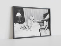 Spielendes Paar im Schlafzimmer | Schwarz-Weiß Retro-Fotografie-Druck