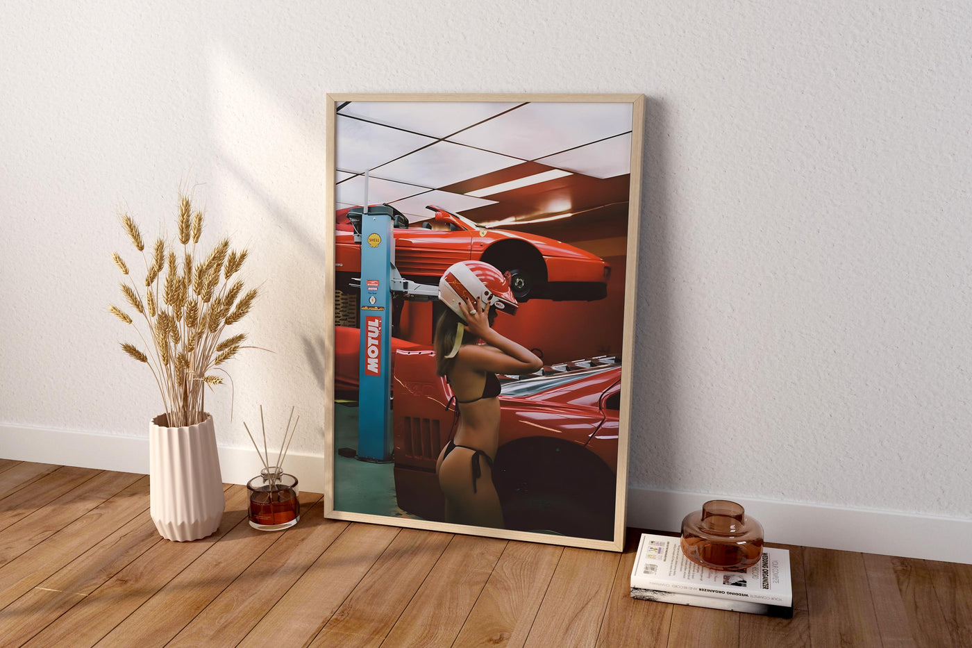 Rotes Sportwagen Garage Mädchen | Retro Rennsport Fotografie Wandkunst Druck