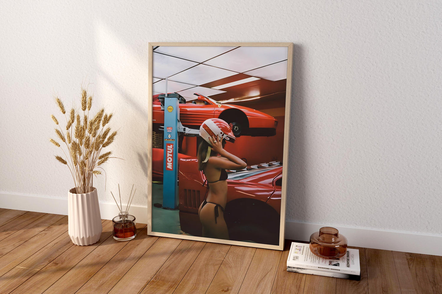 Rotes Sportwagen Garage Mädchen | Retro Rennsport Fotografie Wandkunst Druck