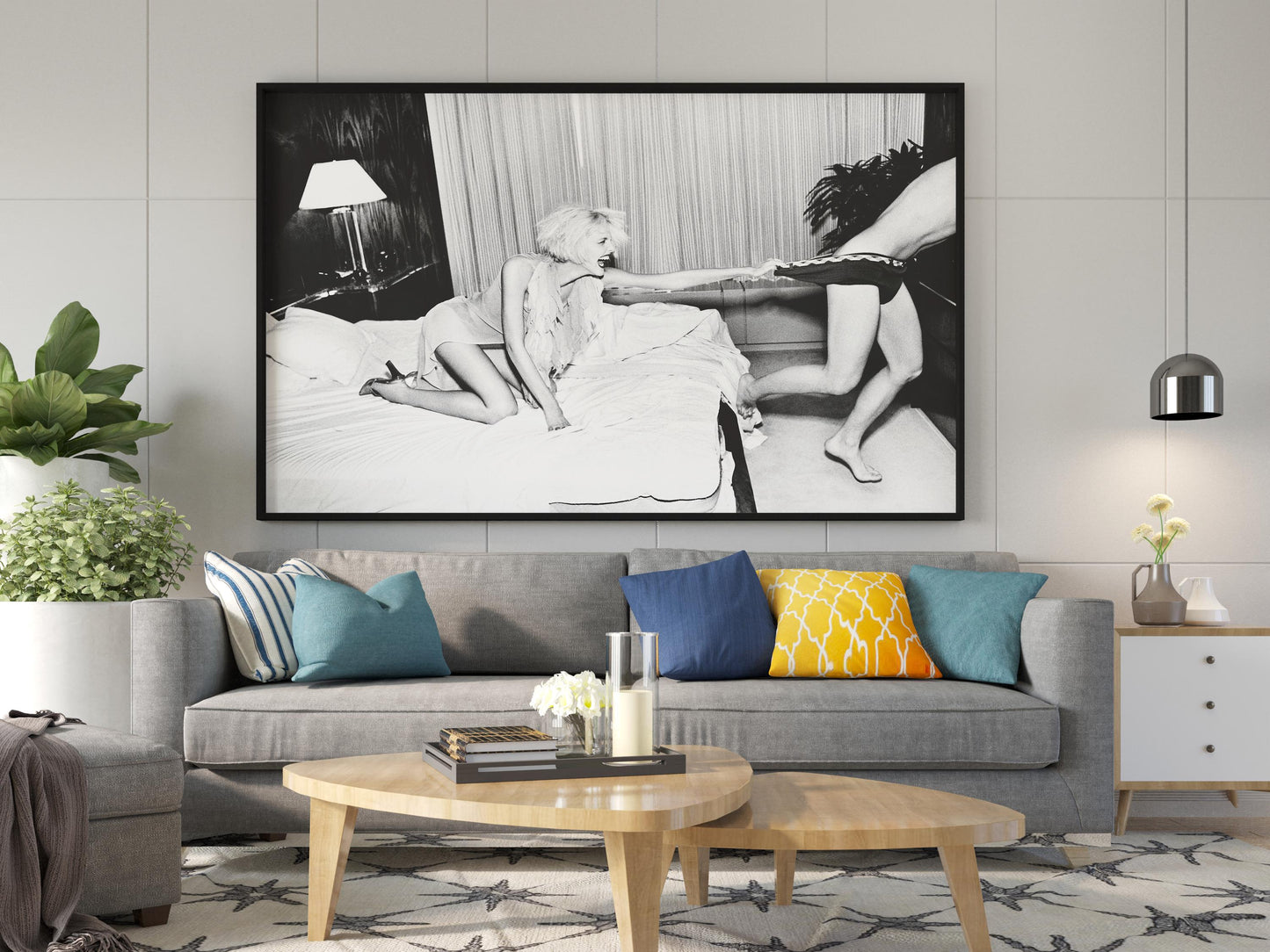 Spielendes Paar im Schlafzimmer | Schwarz-Weiß Retro-Fotografie-Druck