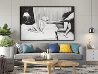 Spielendes Paar im Schlafzimmer | Schwarz-Weiß Retro-Fotografie-Druck