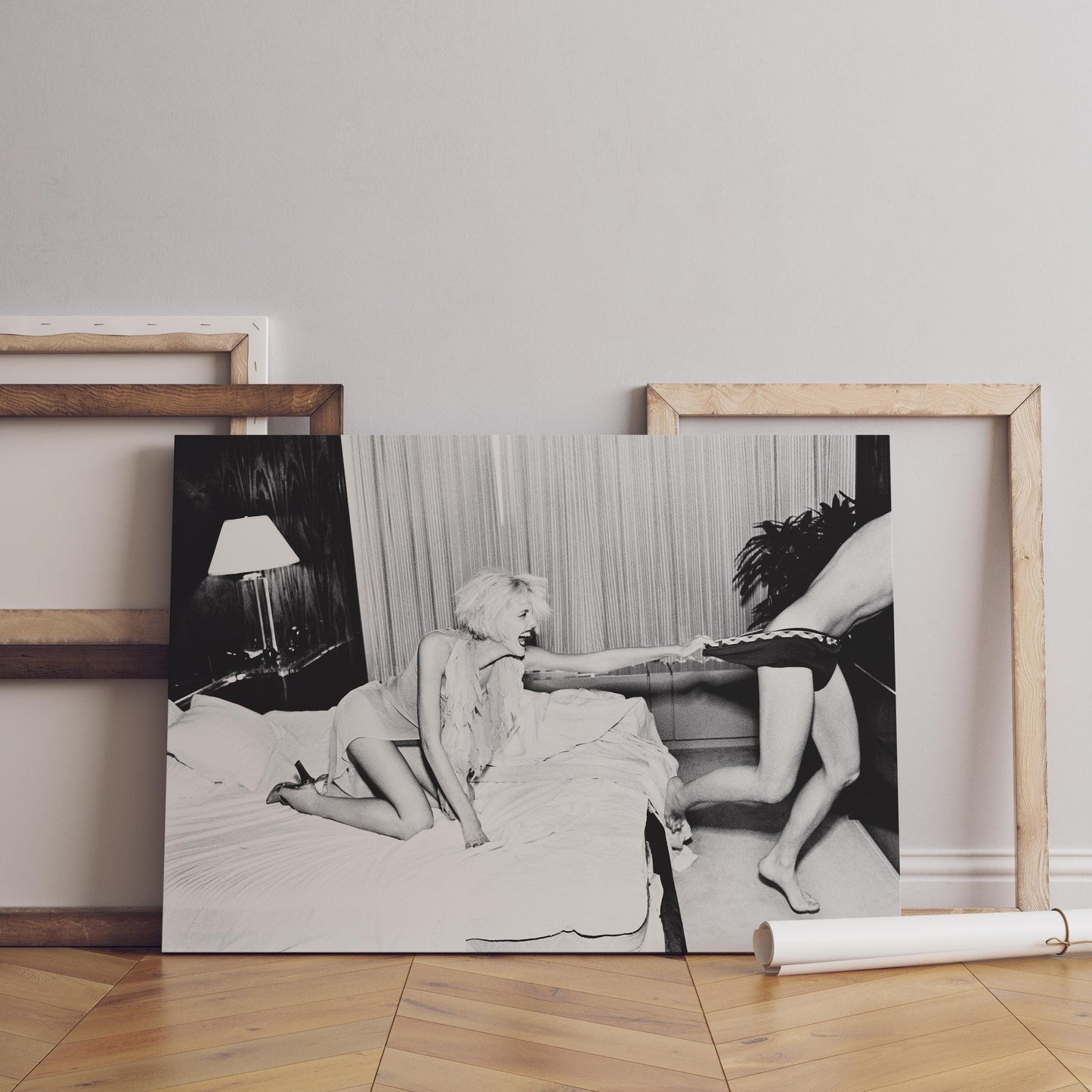 Spielendes Paar im Schlafzimmer | Schwarz-Weiß Retro-Fotografie-Druck