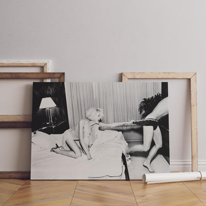 Spielendes Paar im Schlafzimmer | Schwarz-Weiß Retro-Fotografie-Druck